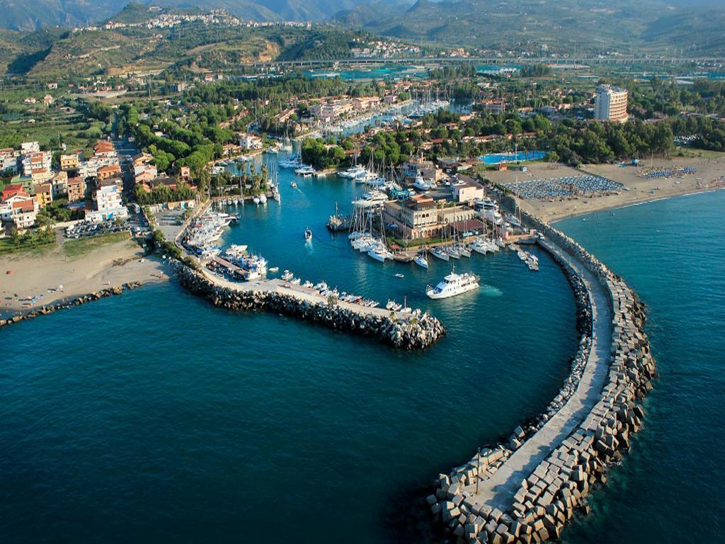 Baia Dei Delfini Aparthotel ฟูร์นารี ภายนอก รูปภาพ