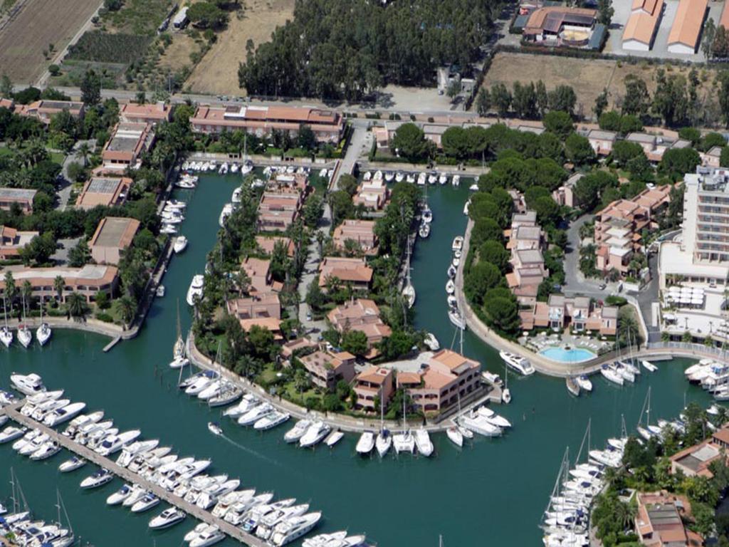 Baia Dei Delfini Aparthotel ฟูร์นารี ภายนอก รูปภาพ